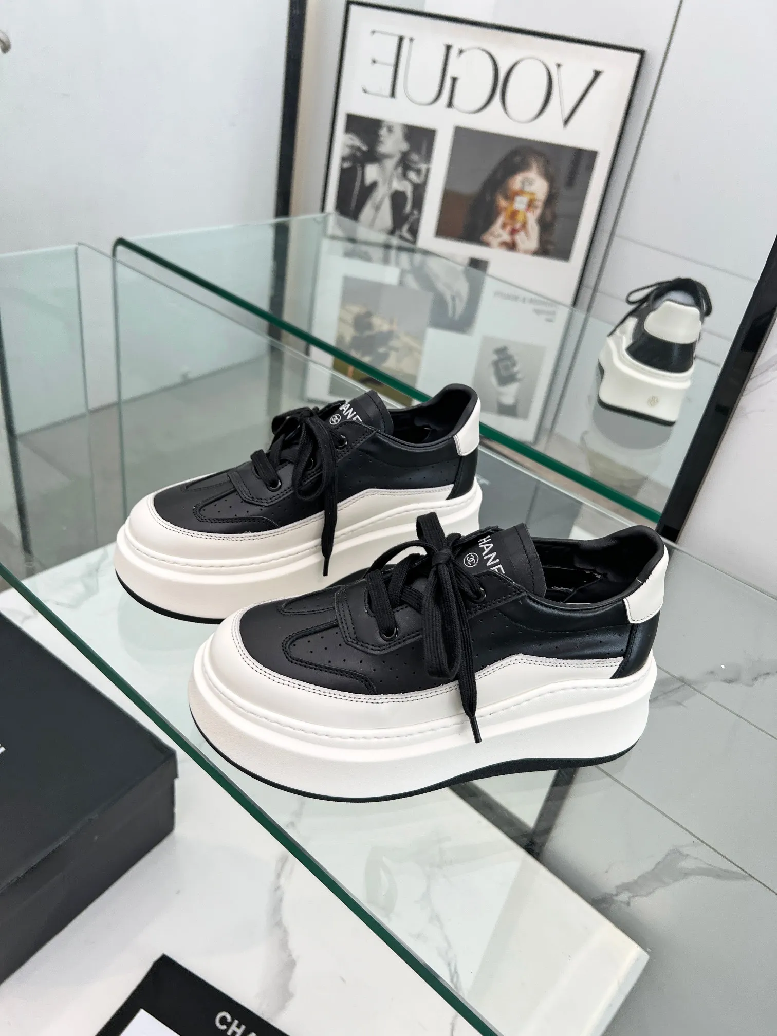👟👟Ex-factory price 540👟👟 Super popular Chanel Chanel 2024 new casual sports shoes and sneakers. Hard to find at the counter. Super beautiful color. Very versatile. Super comfortable. Full of small fragrance. Classic, durable and versatile. The upper is made of spliced materials, real cowhide, sheepskin lining, original pU+Tpa sole, good resilience. Wear light, white, white and black, white and yellow code number: 35-40